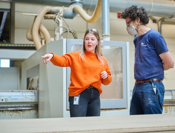 Operator en begeleider bij bovenfrees houtbewerking.