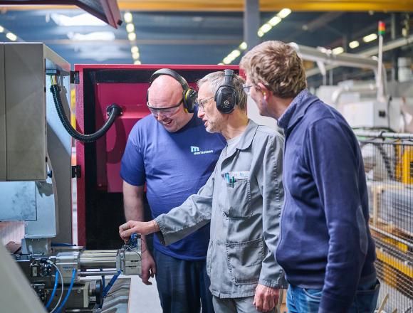 Operatoren aan Behringer zaagmachine