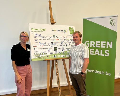 trotse medewerkers naast handtekening Green Deal