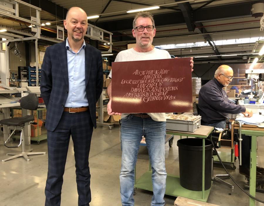 1000ste medewerker Michel samen met directeur Koen Staelens