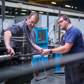 Machineoperatoren aan buizenplooimachine