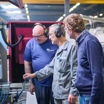 Machineoperatoren aan Behringer zaagmachine