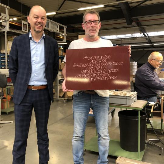 1000ste medewerker Michel samen met directeur Koen Staelens