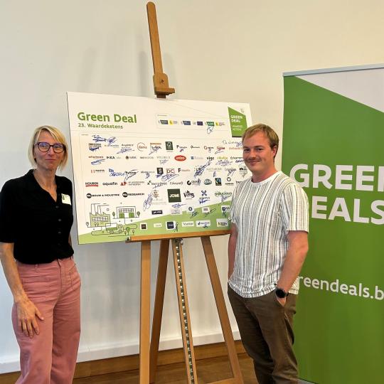 trotse medewerkers naast handtekening Green Deal